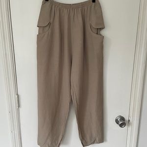 Kaarem Ease Tapered Pocket Pant w/ Elastic waist in Beige